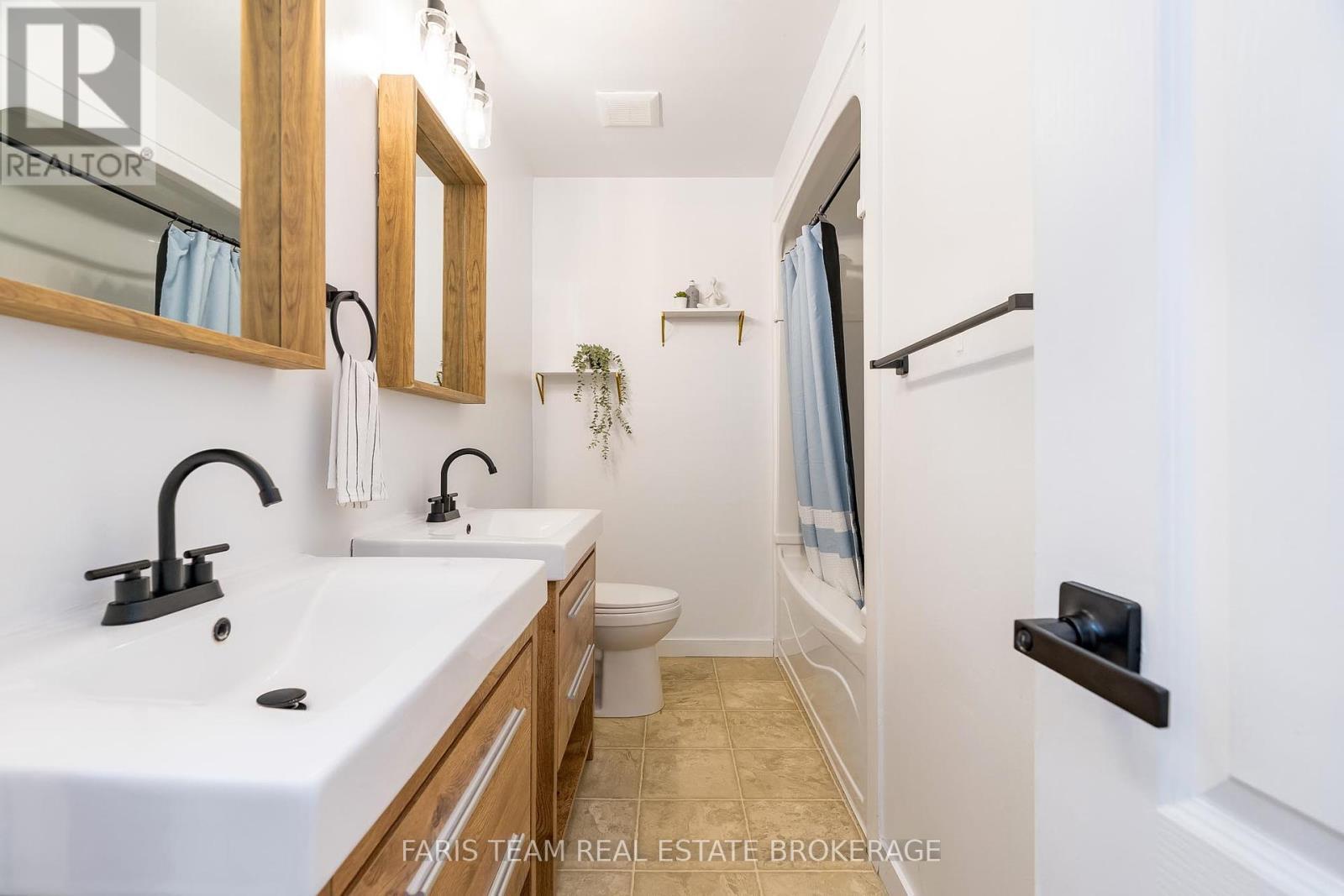 Photo 5 of 4 B Oak Street, Barrie ON