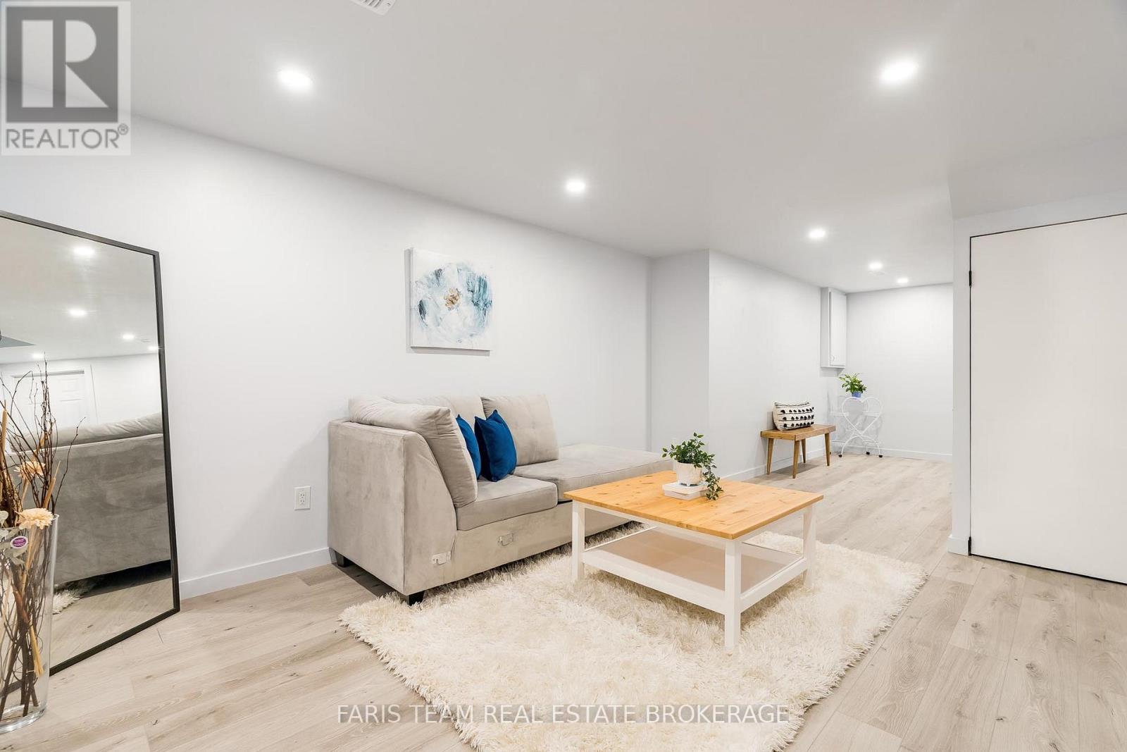 Photo 12 of 4 B Oak Street, Barrie ON