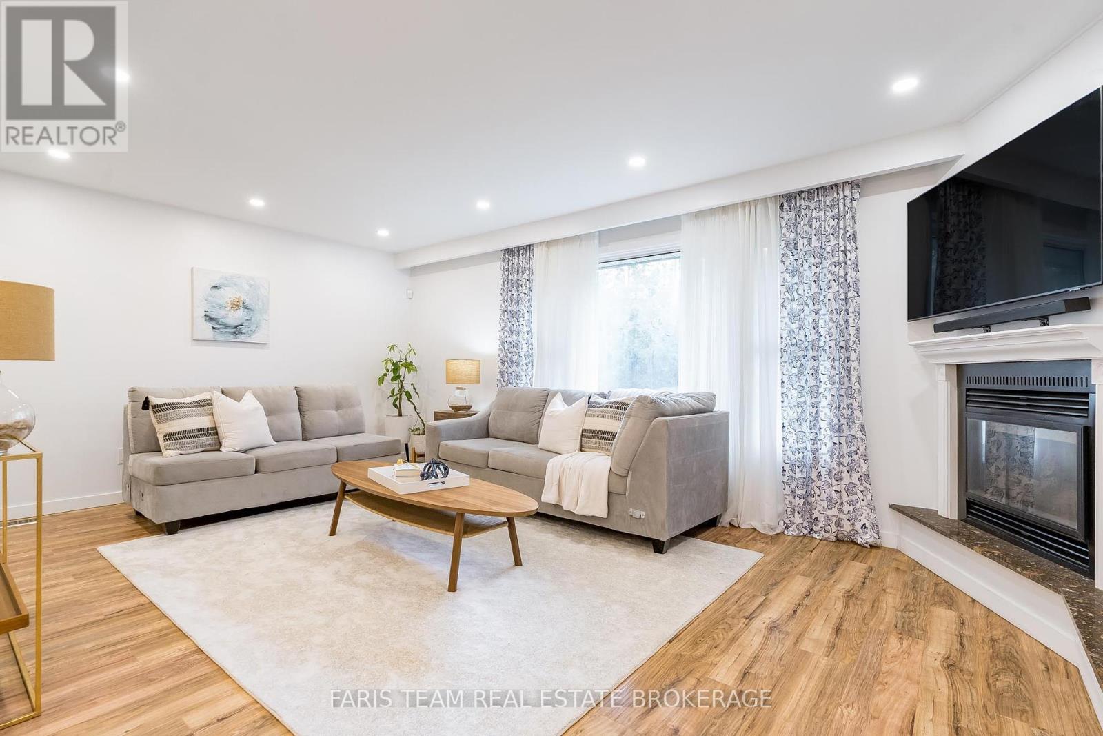 Photo 40 of 4 B Oak Street, Barrie ON