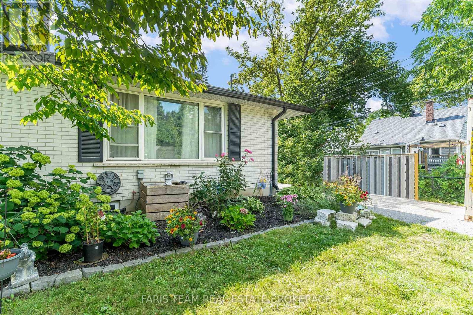 Photo 24 of 4 B Oak Street, Barrie ON