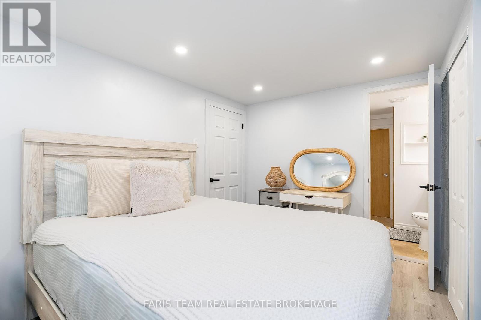 Photo 10 of 4 B Oak Street, Barrie ON