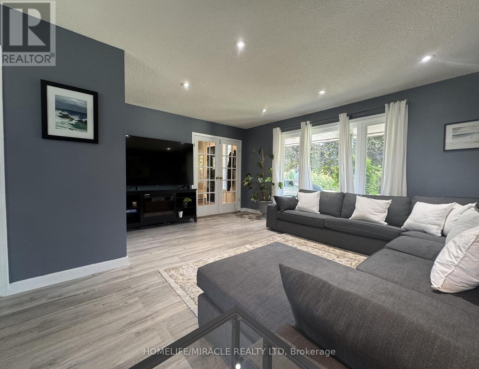 Photo 19 of 104 Stuart Street, Whitchurchstouffville ON