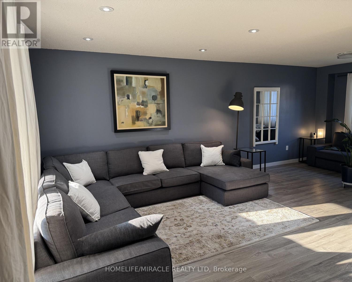 Photo 17 of 104 Stuart Street, Whitchurchstouffville ON