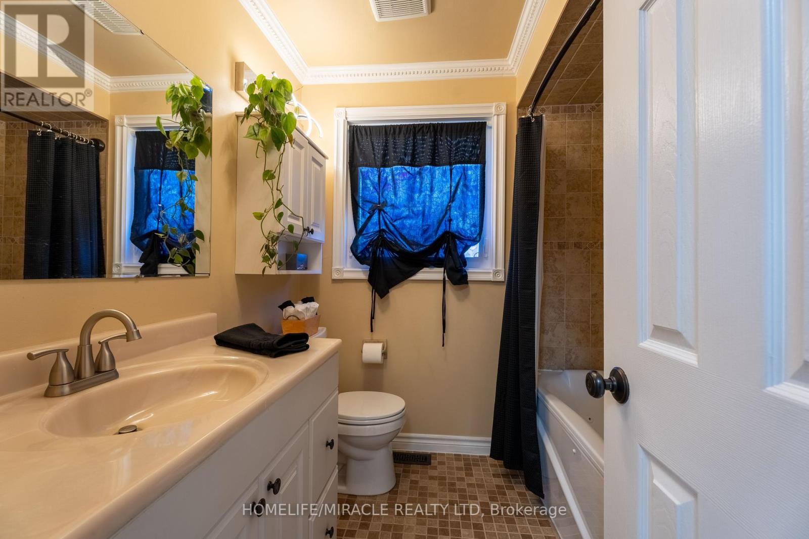 Photo 38 of 104 Stuart Street, Whitchurchstouffville ON