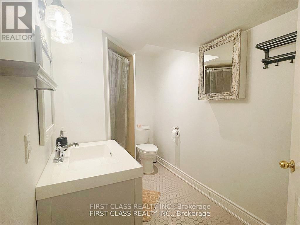 Photo 7 of Bsmt 30 Mocha Crescent, Richmond Hill ON