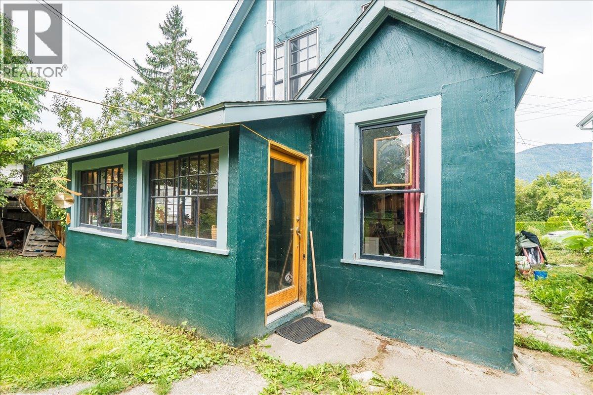 Photo 11 of 222 Observatory Street, Nelson BC