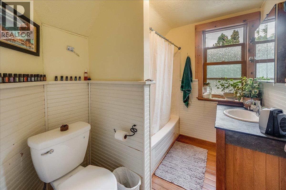 Photo 17 of 222 Observatory Street, Nelson BC