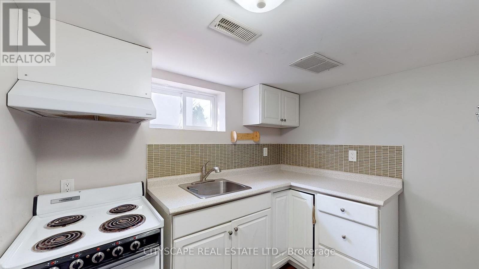 Photo 22 of 39 Woodward Avenue, Brampton ON