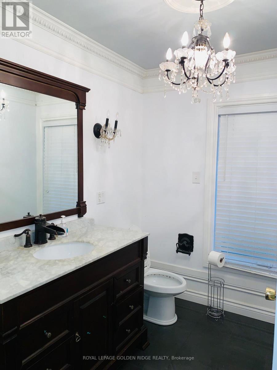 Photo 9 of 121 Castle Crescent, Oakville ON