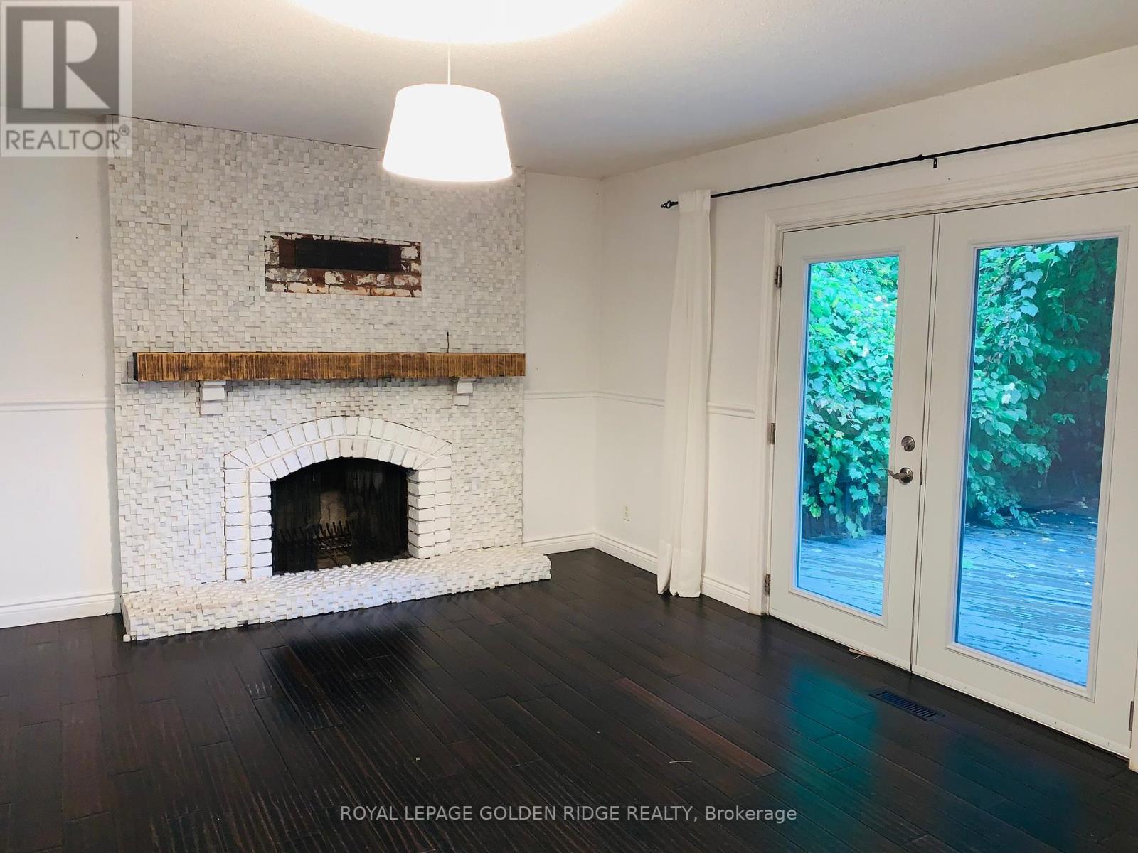 Photo 3 of 121 Castle Crescent, Oakville ON