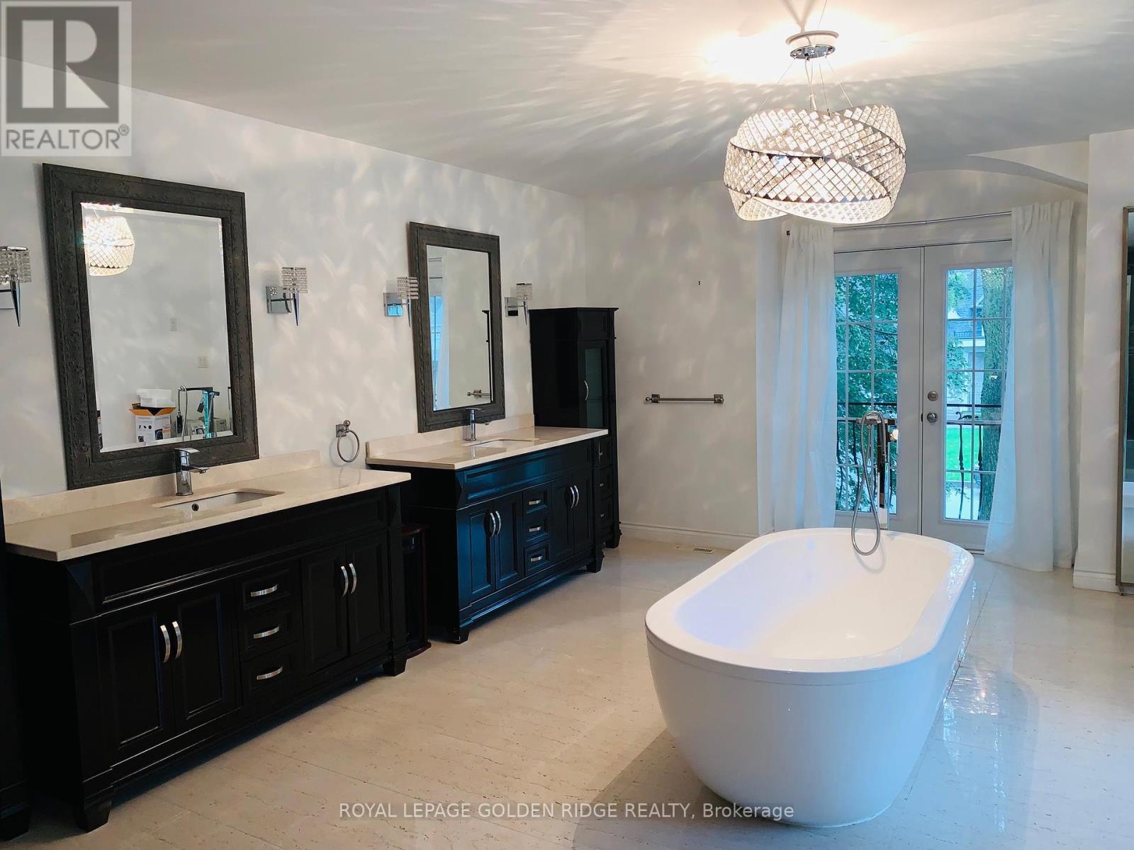 Photo 20 of 121 Castle Crescent, Oakville ON