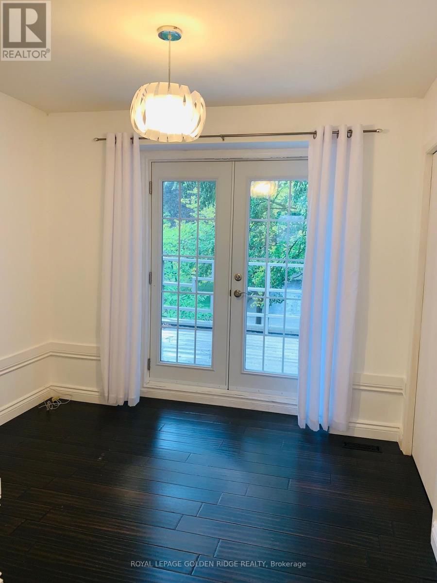 Photo 17 of 121 Castle Crescent, Oakville ON
