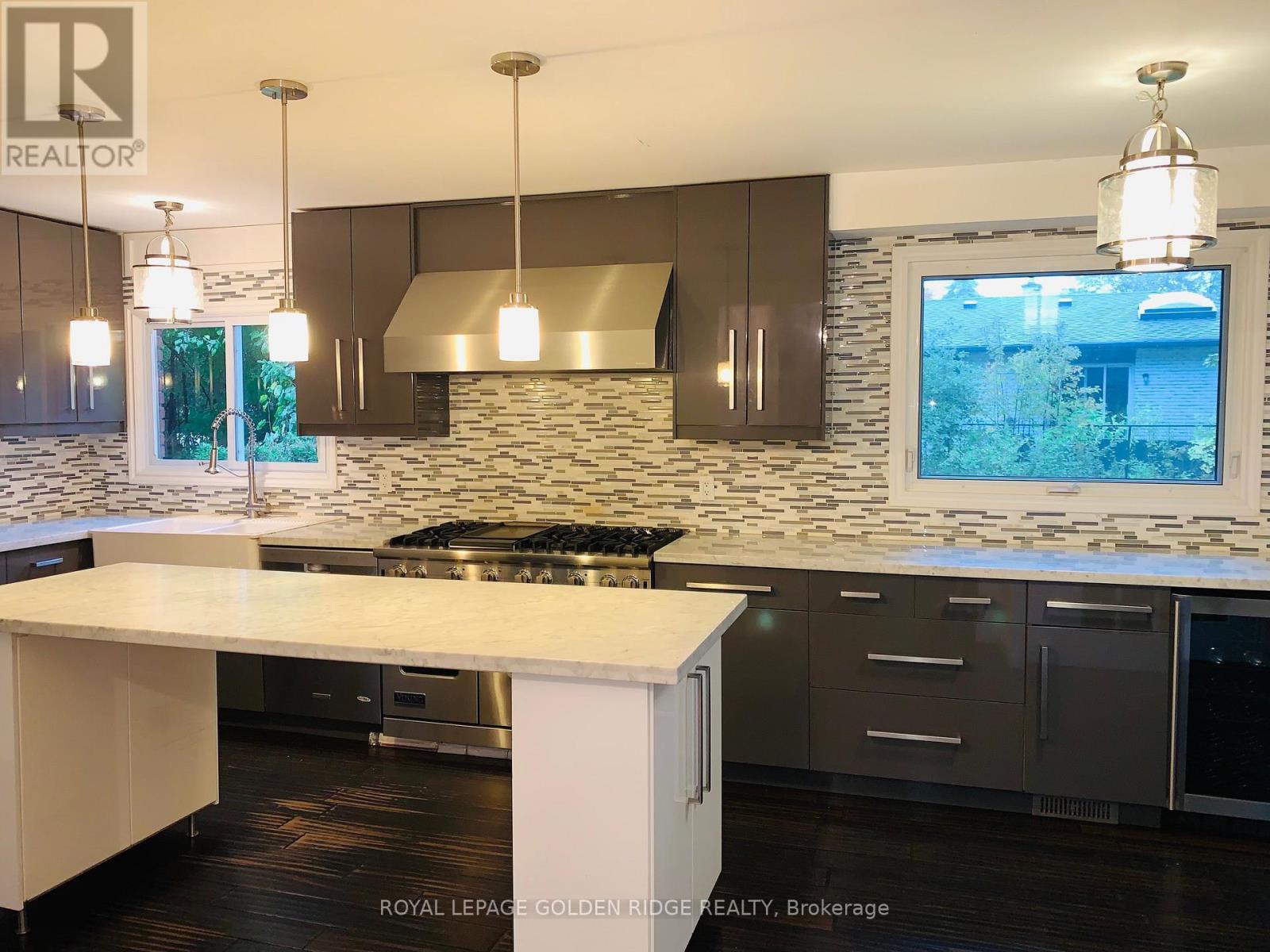 Photo 1 of 121 Castle Crescent, Oakville ON