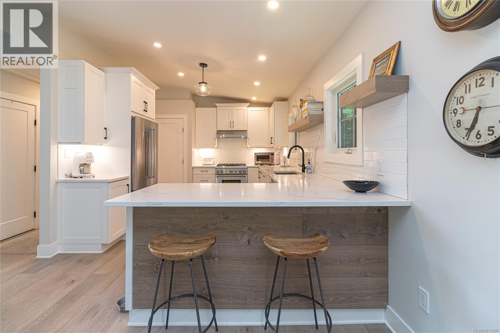Photo 8 of 905 Deal St, Oak Bay BC