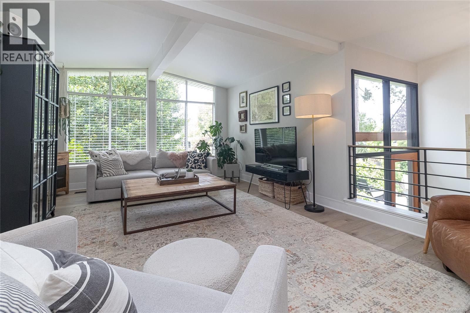 Photo 1 of 905 Deal St, Oak Bay BC