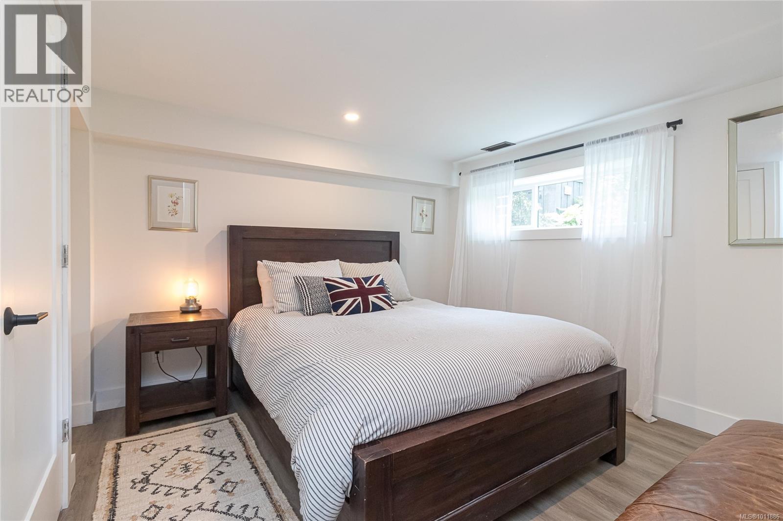 Photo 7 of 905 Deal St, Oak Bay BC