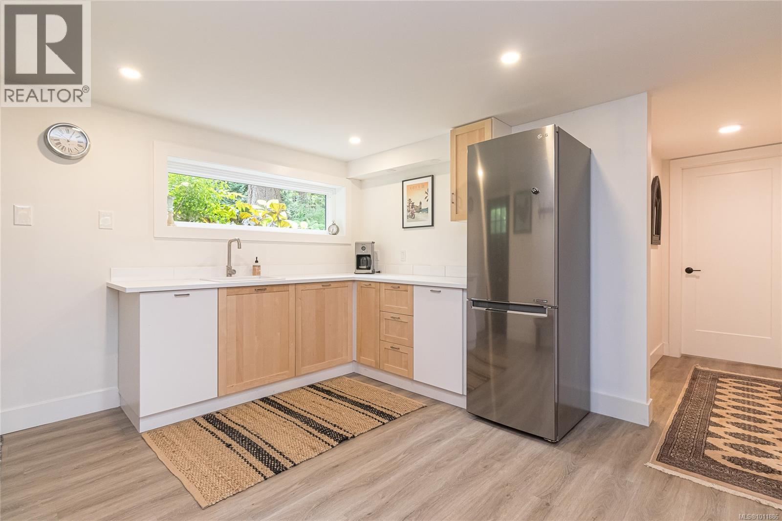 Photo 14 of 905 Deal St, Oak Bay BC