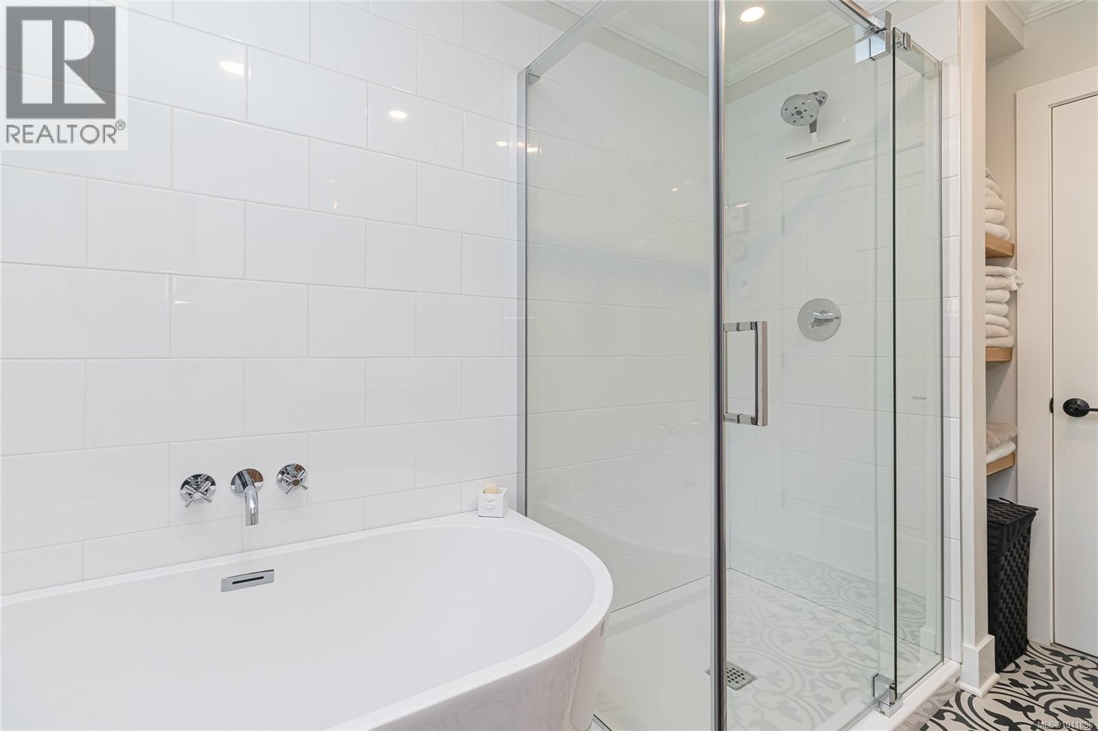 Photo 12 of 905 Deal St, Oak Bay BC