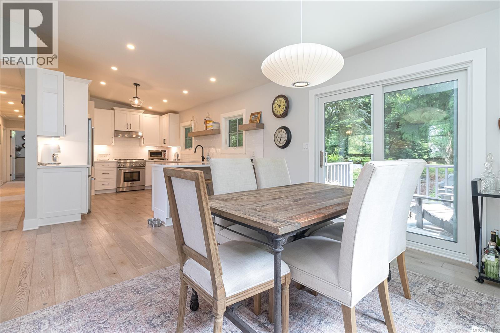 Photo 4 of 905 Deal St, Oak Bay BC