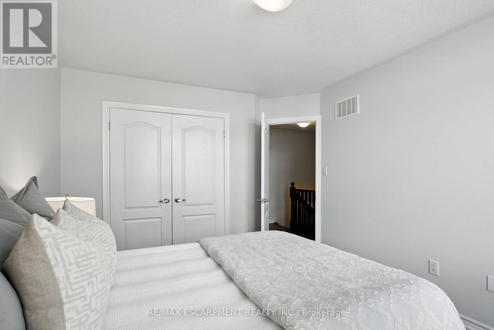 Photo 15 of 2570 Grand Oak Trail, Oakville ON