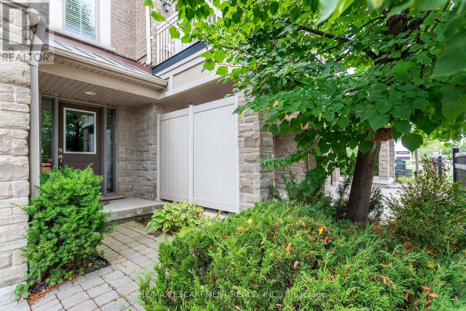 Photo 9 of 2570 Grand Oak Trail, Oakville ON