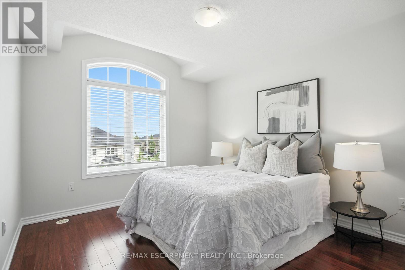 Photo 13 of 2570 Grand Oak Trail, Oakville ON