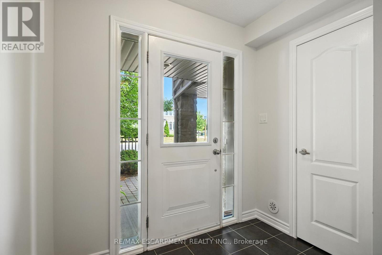 Photo 4 of 2570 Grand Oak Trail, Oakville ON