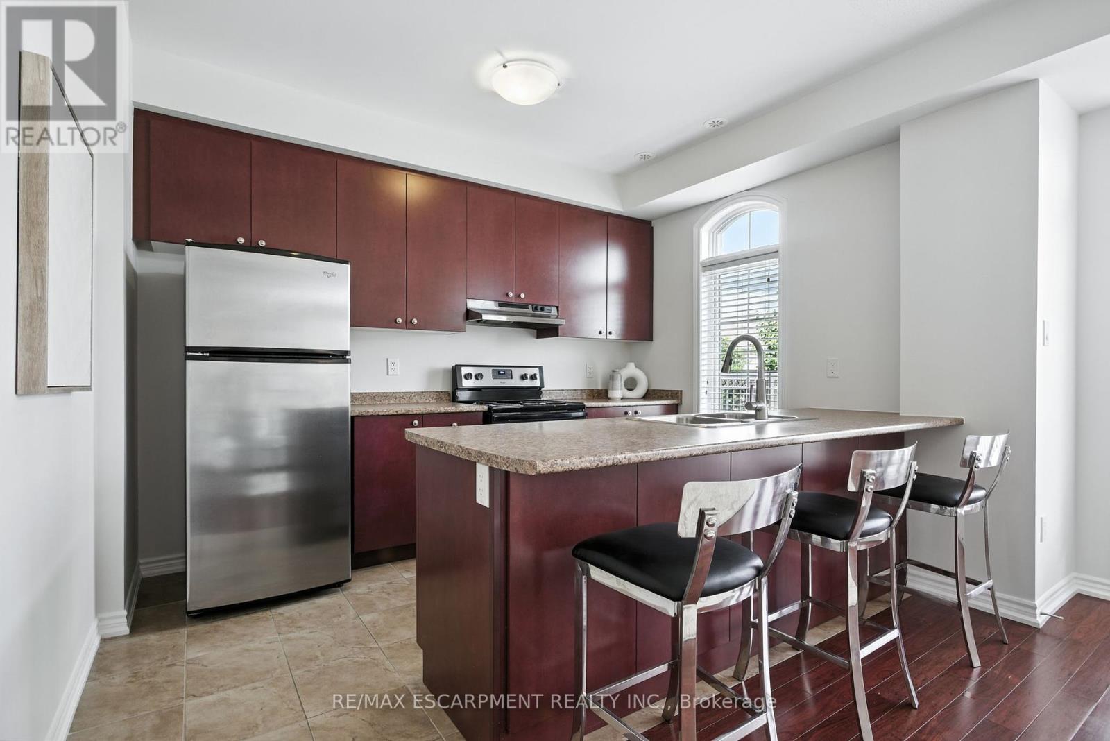 Photo 10 of 2570 Grand Oak Trail, Oakville ON