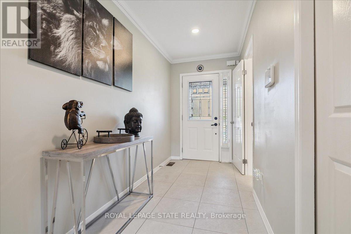 Photo 13 of 42 Meadow Wood Crescent, Hamilton ON