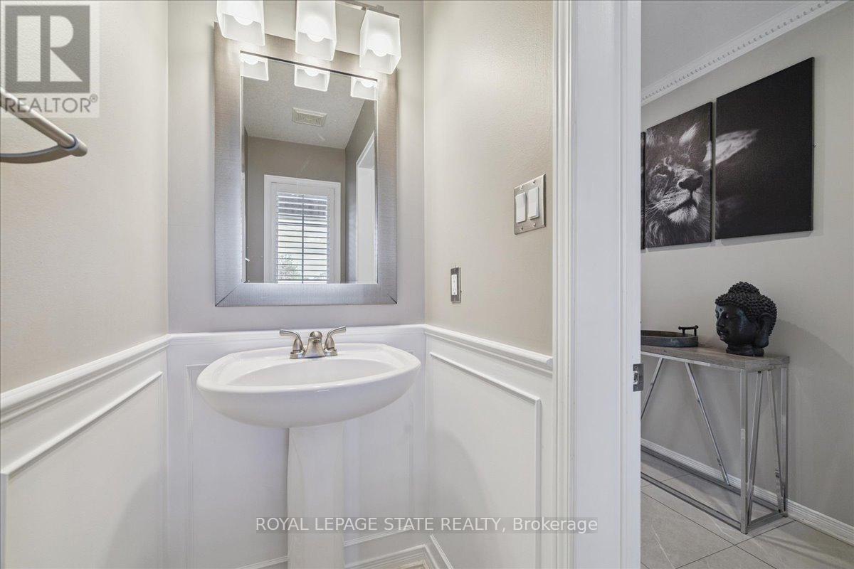Photo 15 of 42 Meadow Wood Crescent, Hamilton ON