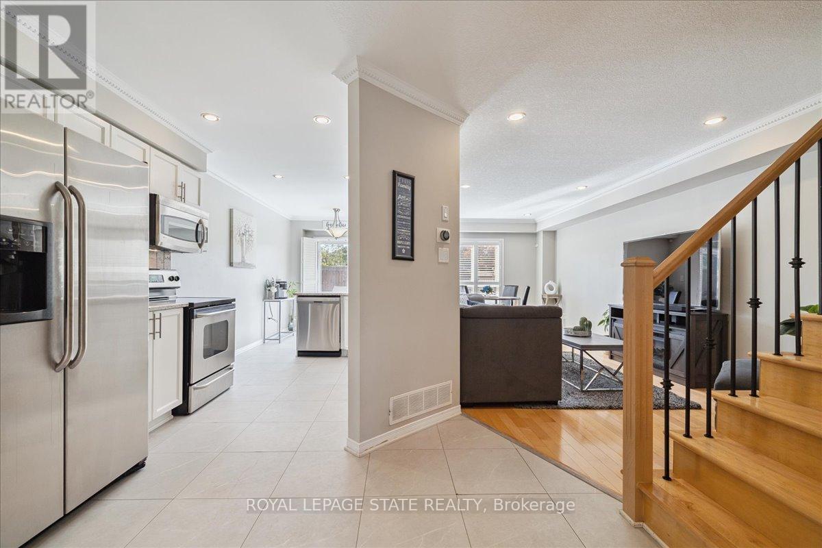Photo 6 of 42 Meadow Wood Crescent, Hamilton ON