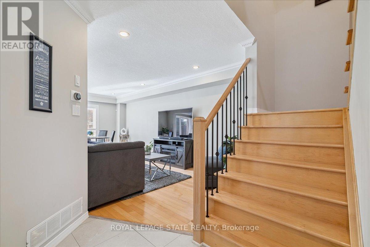 Photo 19 of 42 Meadow Wood Crescent, Hamilton ON