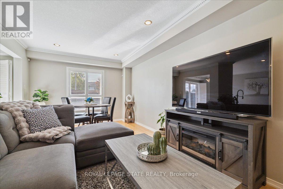 Photo 14 of 42 Meadow Wood Crescent, Hamilton ON