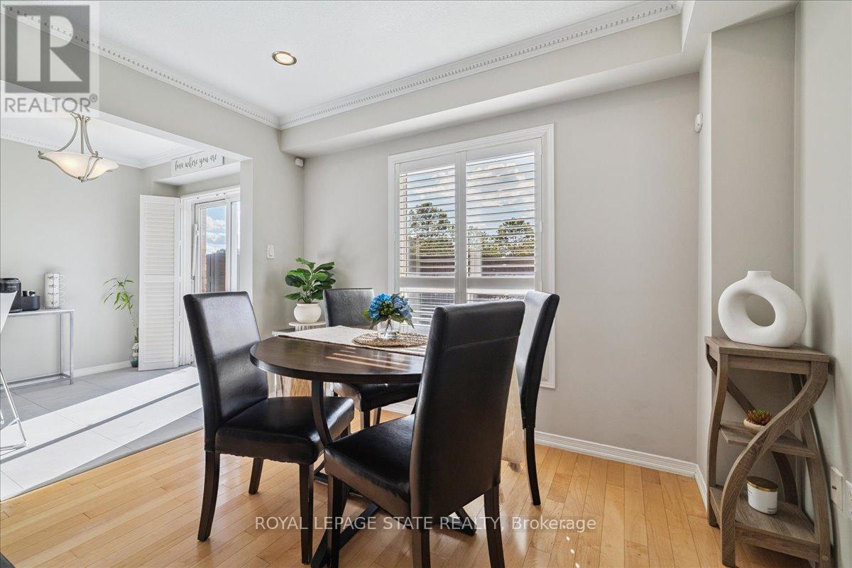 Photo 28 of 42 Meadow Wood Crescent, Hamilton ON
