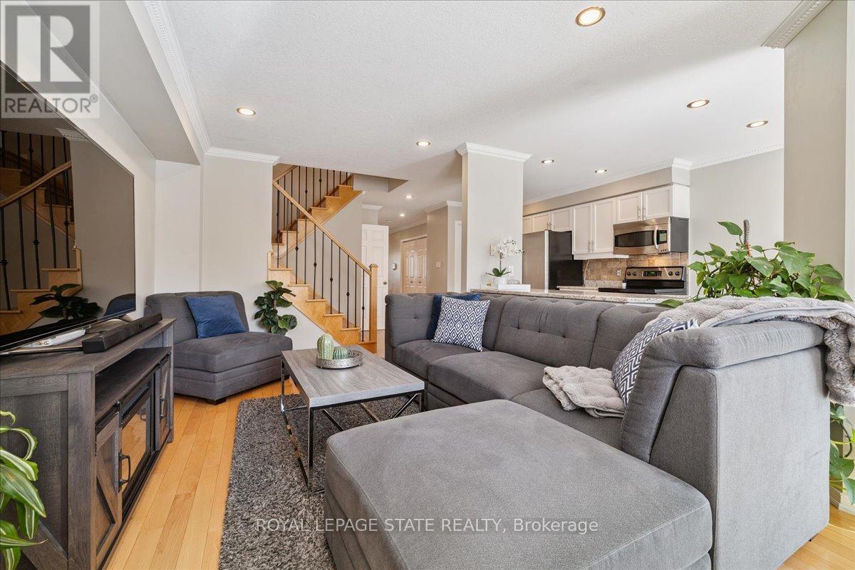 Photo 29 of 42 Meadow Wood Crescent, Hamilton ON