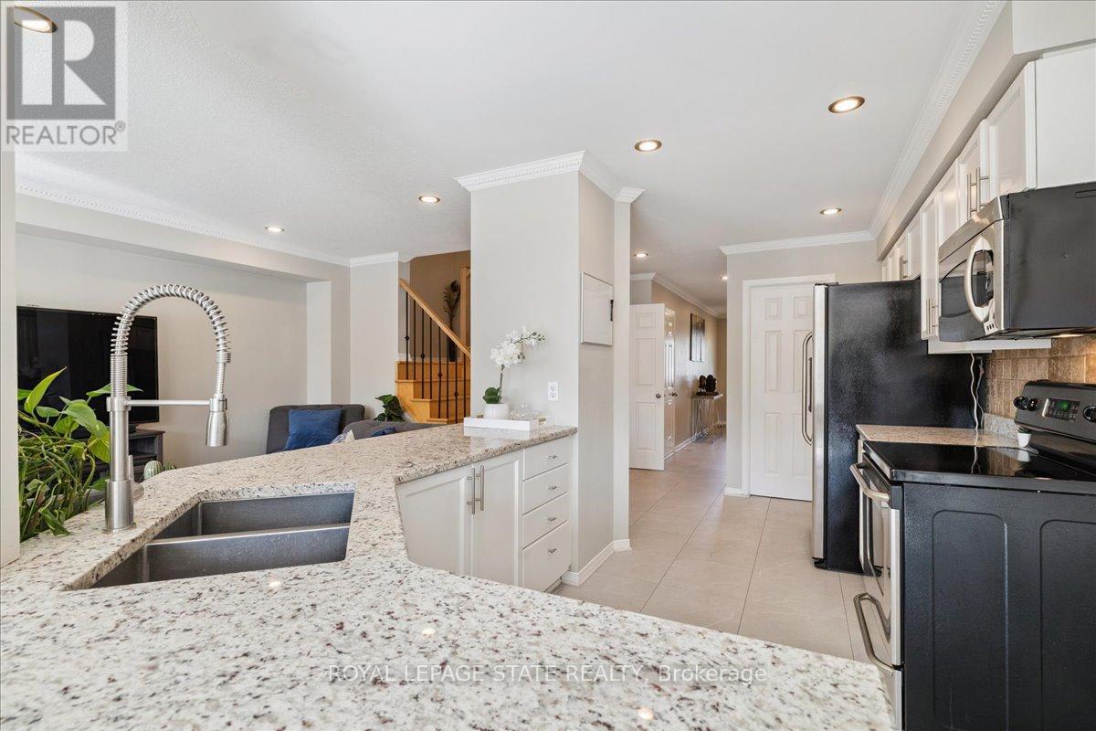 Photo 37 of 42 Meadow Wood Crescent, Hamilton ON
