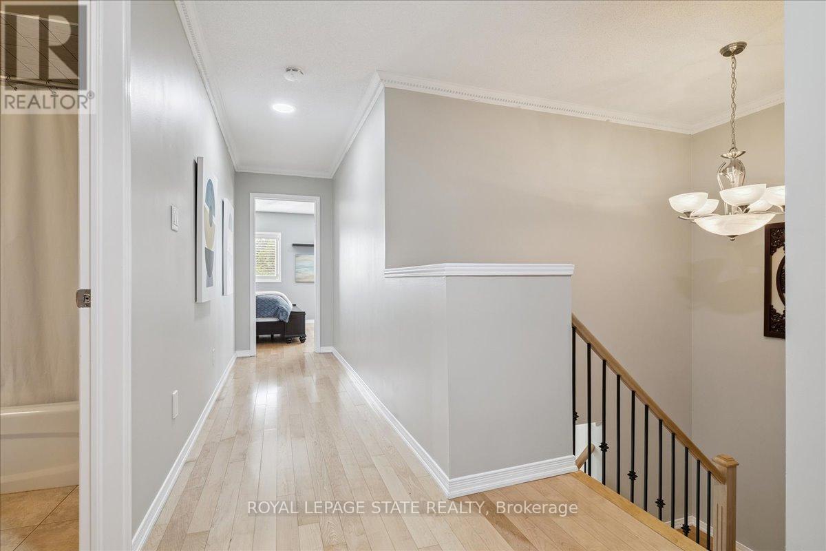 Photo 27 of 42 Meadow Wood Crescent, Hamilton ON