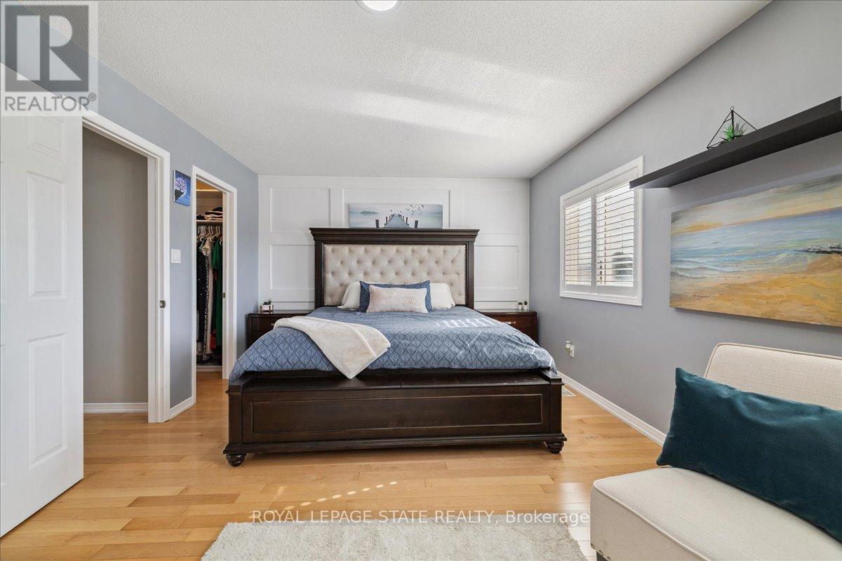 Photo 21 of 42 Meadow Wood Crescent, Hamilton ON