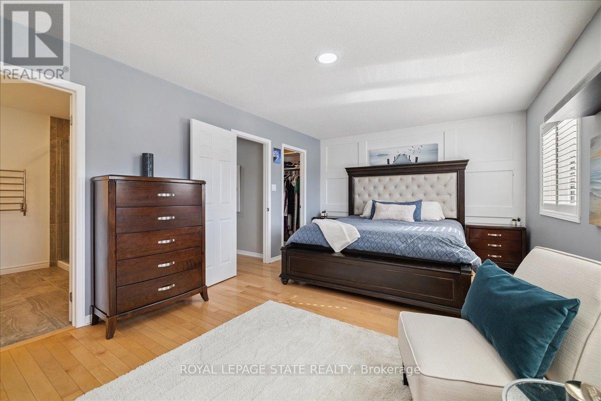 Photo 2 of 42 Meadow Wood Crescent, Hamilton ON