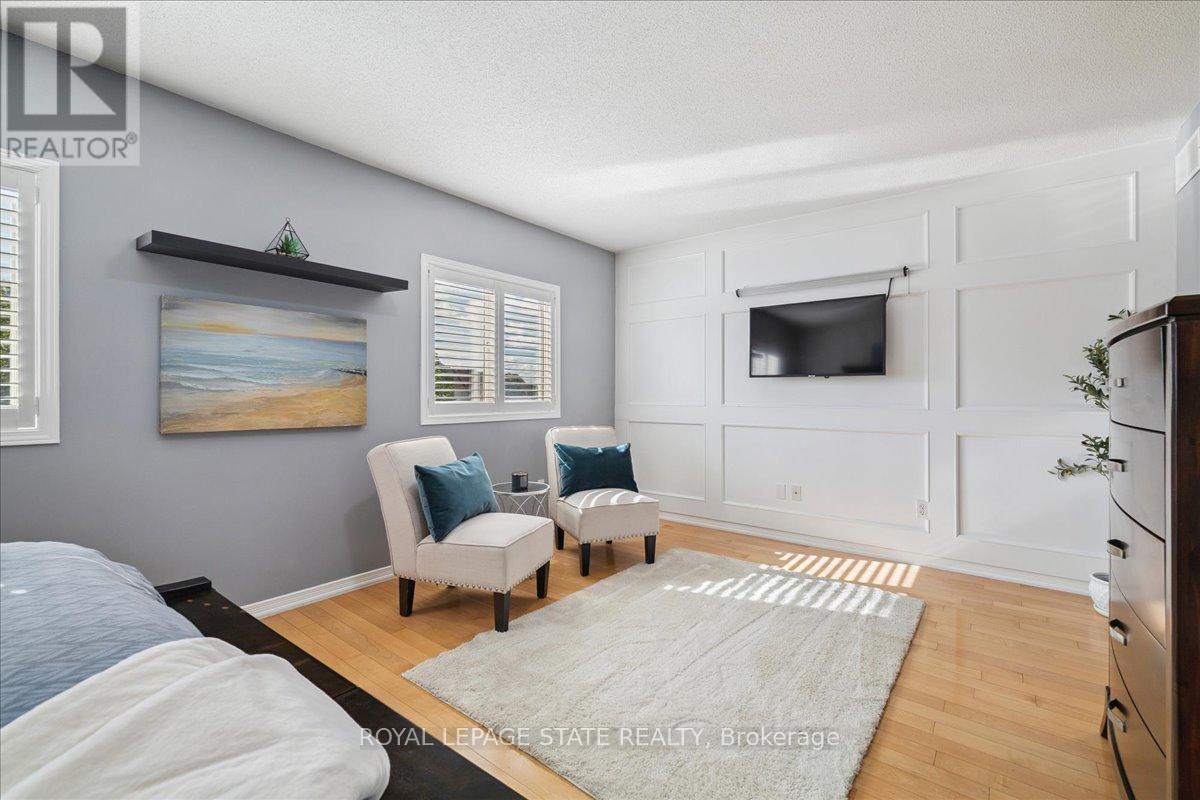 Photo 33 of 42 Meadow Wood Crescent, Hamilton ON