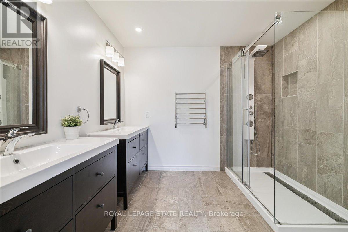Photo 9 of 42 Meadow Wood Crescent, Hamilton ON