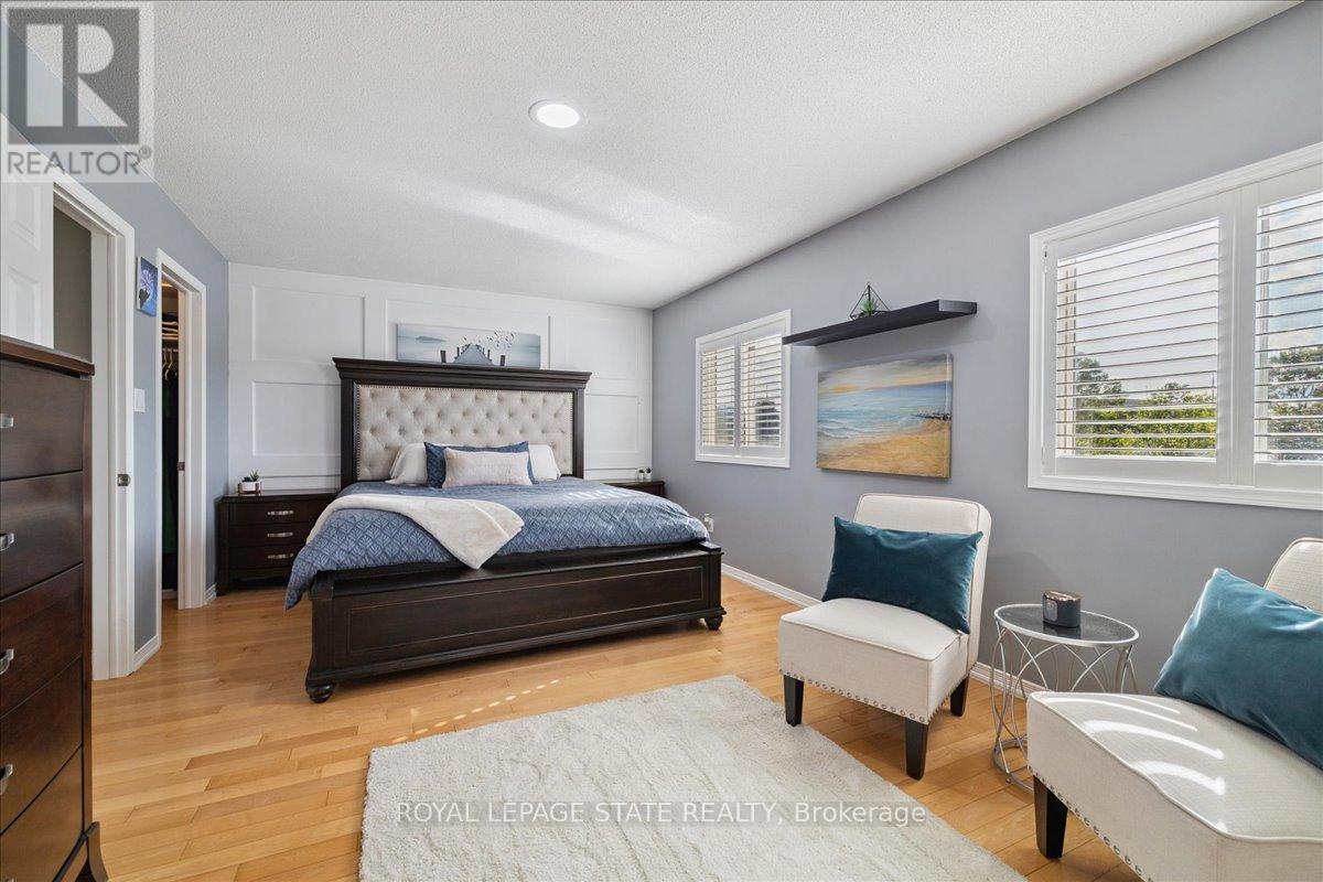 Photo 25 of 42 Meadow Wood Crescent, Hamilton ON