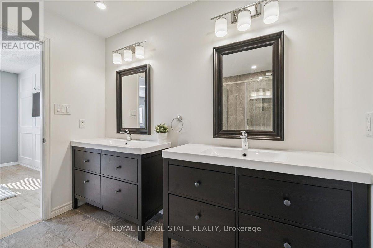 Photo 5 of 42 Meadow Wood Crescent, Hamilton ON