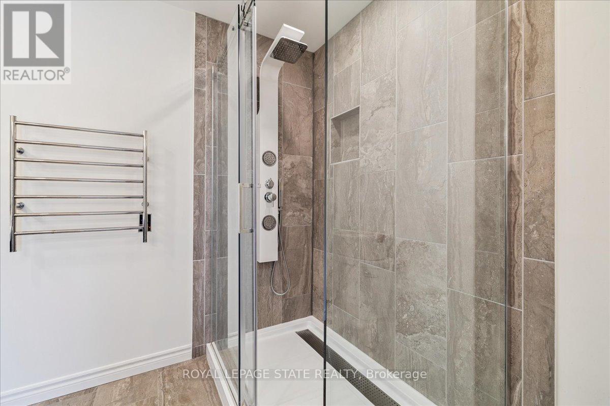 Photo 32 of 42 Meadow Wood Crescent, Hamilton ON