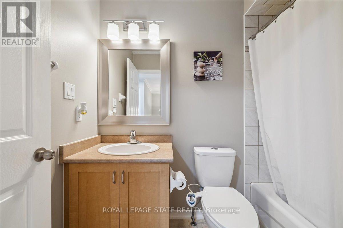 Photo 8 of 42 Meadow Wood Crescent, Hamilton ON