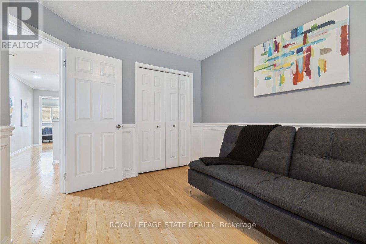 Photo 24 of 42 Meadow Wood Crescent, Hamilton ON