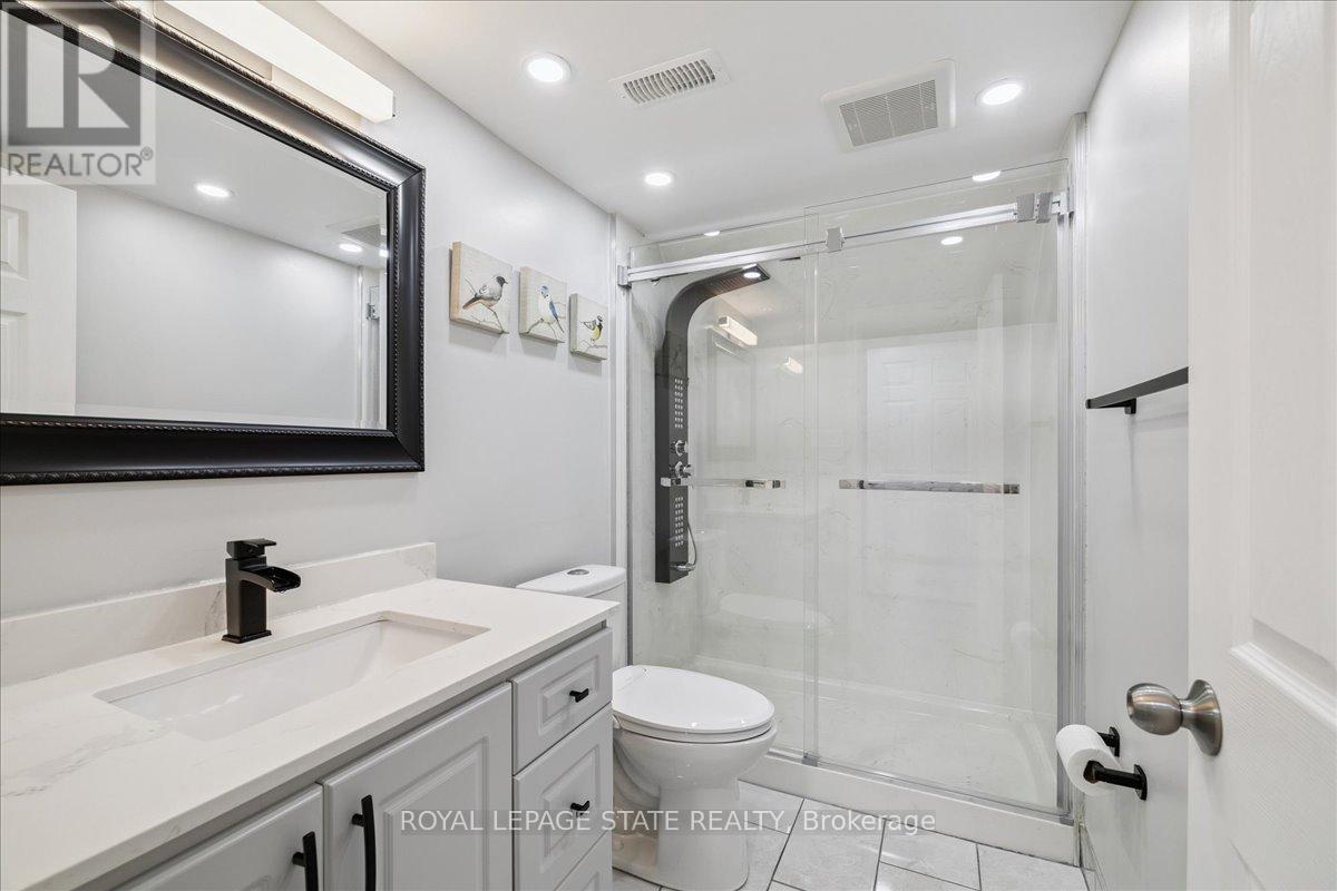 Photo 10 of 42 Meadow Wood Crescent, Hamilton ON