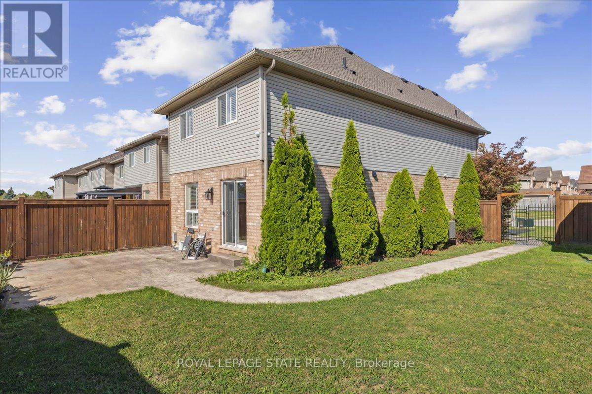 Photo 23 of 42 Meadow Wood Crescent, Hamilton ON
