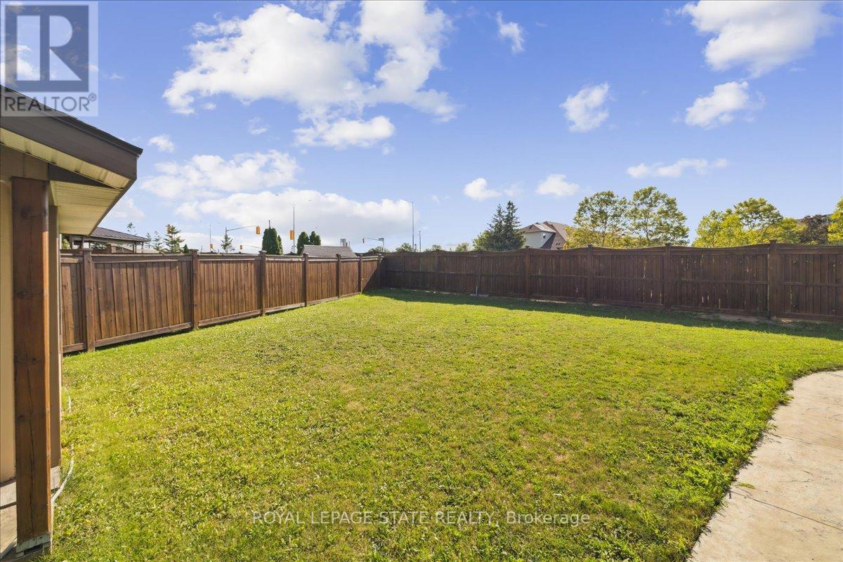 Photo 16 of 42 Meadow Wood Crescent, Hamilton ON