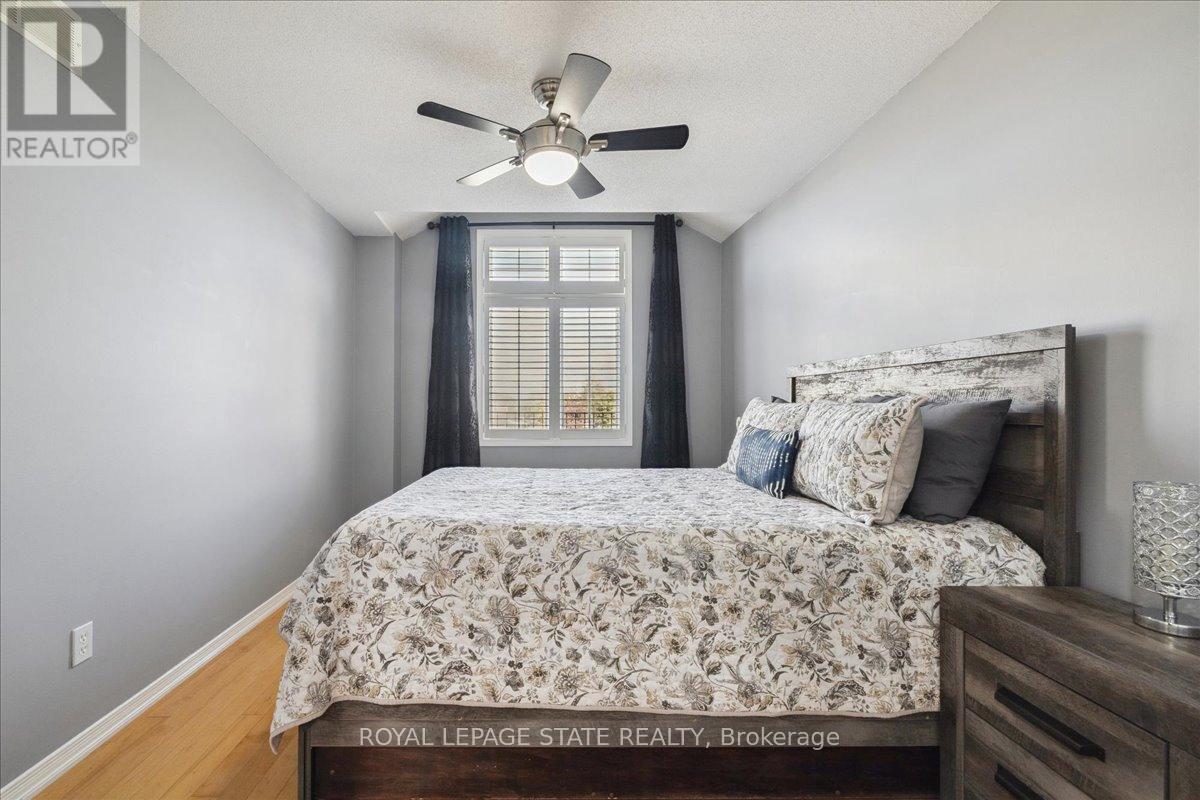 Photo 3 of 42 Meadow Wood Crescent, Hamilton ON